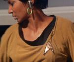 Uhura con la divisa color senape.