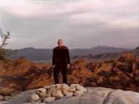 Picard davanti alla tomba di Kirk