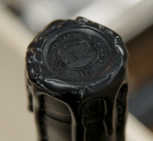 Il sigillo sul tappo di una bottiglia di Château Picard